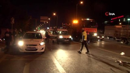 Otomobil durakta bekleyen otobüse çarptı