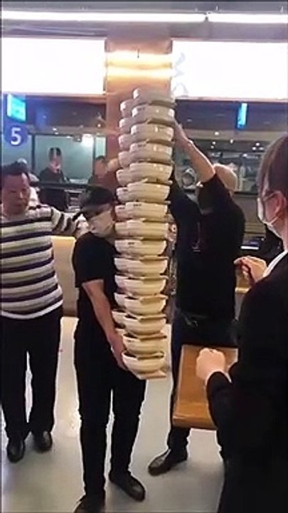 Ce serveur veut absolument servir 30 assiettes en même temps