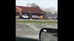 Ce policier a un réflexe incroyable en voyant une voiture en flamme devant un restaurant