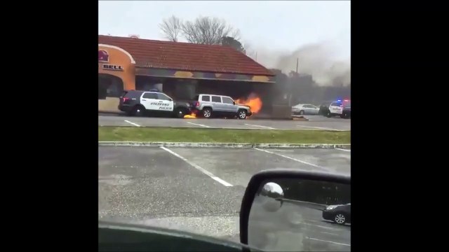Ce policier a un réflexe incroyable en voyant une voiture en flamme devant un restaurant