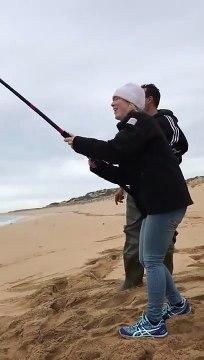 Partie de pêche incroyable, elle n'a pas attrapé qu'un poisson