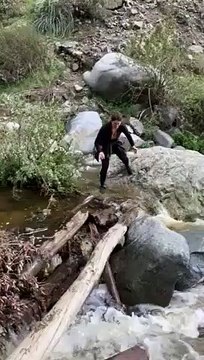 Traverser un pont en bois au dessus de la rivière ? Pas si simple...