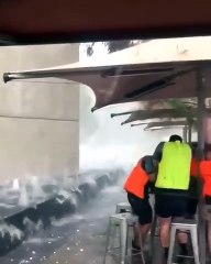 Pris dans une tempête de grèle, ces touristes ne peuvent bouger !