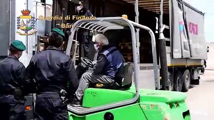 Bari: 4.700 litri di alcol etilico devoluti dalla Guardia di Finanza allo stabilimento chimico militare per la produzione di gel disinfettanti