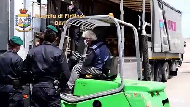 Bari: 4.700 litri di alcol etilico devoluti dalla Guardia di Finanza allo stabilimento chimico militare per la produzione di gel disinfettanti