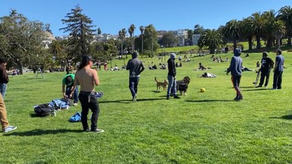 Sin distanciamiento social en Dolores Park (San Francisco)