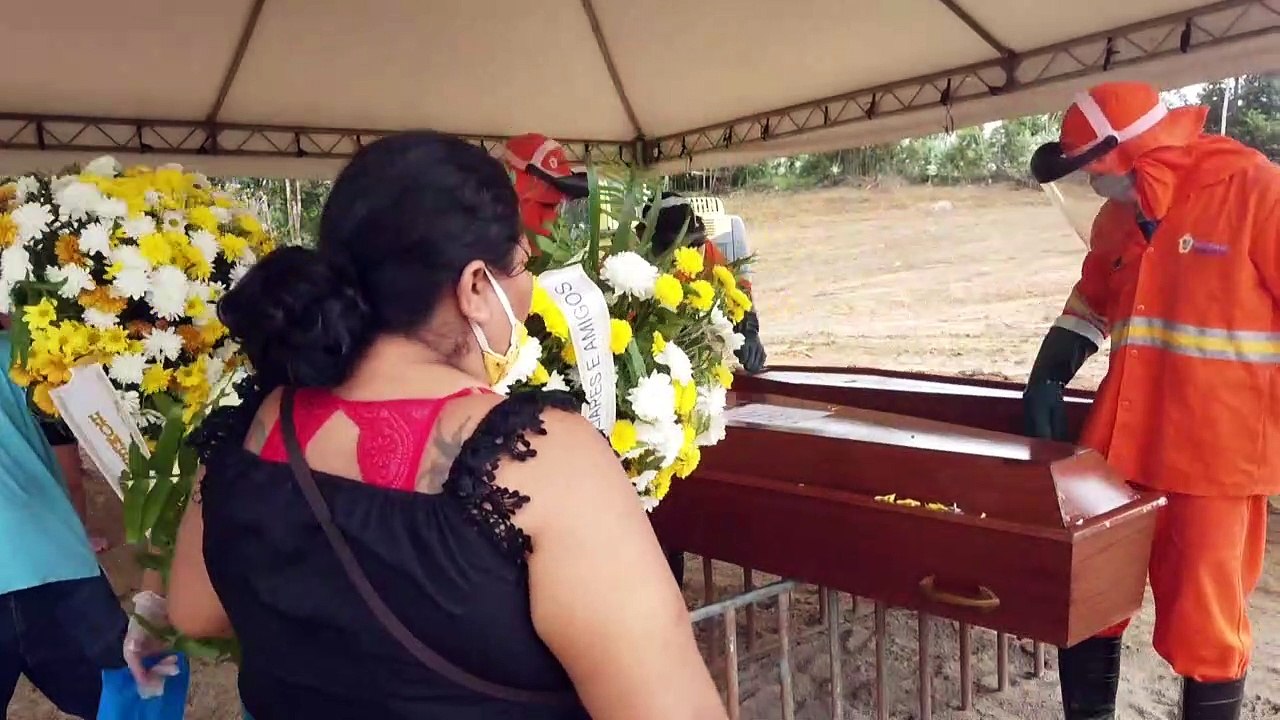 Coronavirus/Brésil: A Manaus, des familles contraintes d'enterrer leurs proches à la va-vite