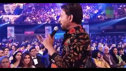 Télécharger la video: RIP Irfan Khan | Best Moment Of Irfan and Shahrukh Khan Together In Filmfare Awards Show