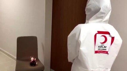 Karantinadaki iki kişiye doğum günü sürprizi