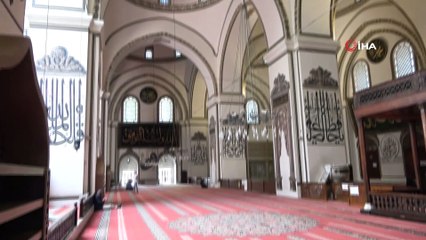 Bursalılar namazlarını Ulucami'de kılıyor