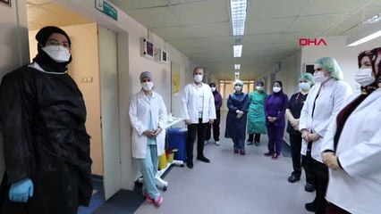 Koronavirüsü yenen nüfus müdürü, alkışlarla taburcu edildi