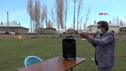 Halk ozanından köy meydanında, şarkılarla 'evde kal' çağrısı