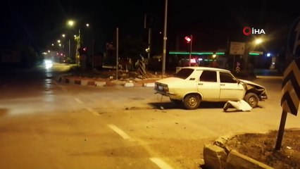 Kavşakta iki araç çarpıştı, biri takla atarak durabildi