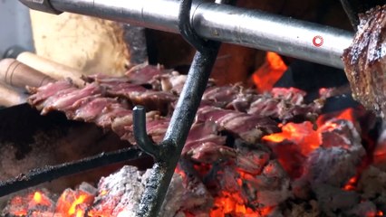 Erzurum’a özgü lezzet “cağ kebap“ iftar sofralarının vazgeçilmezi oluyor