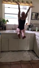 Natation synchronisée dans sa cuisine assise dans l'évier !