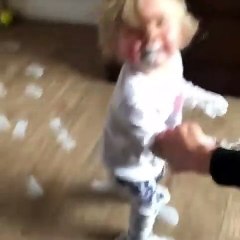 Ce bébé a repeint toute la maison en marchant dans la peinture !