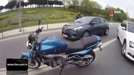 İstanbul trafiğinde motosikletliler ölümden döndüğü an kamerada