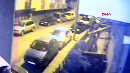 GAZİOSMANPAŞA'DA PARK HALİNDEKİ ARAÇLARA ÇARPAN ARAÇ KAMERADA