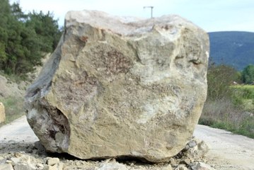 Dağdan düşen kaya parçası 4 köye giden yolu kapattı