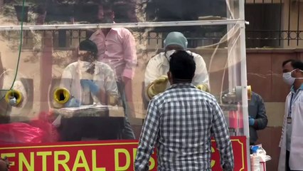 شاحنة متنقلة لإجراء فحوصات كوفيد-19 في نيودلهي