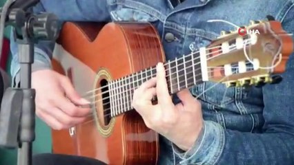 Karantina yurdundan kalanlara canlı müzik ile moral oldular