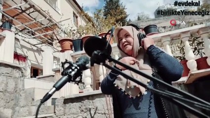 Yaşlılar sosyal mesafeye uyarak Gesi Bağları türküsünü seslendirdi