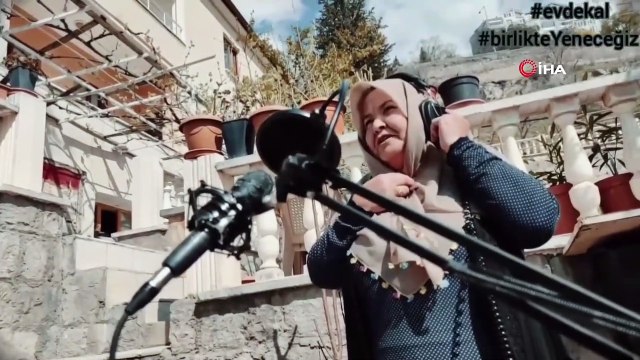 Yaşlılar sosyal mesafeye uyarak Gesi Bağları türküsünü seslendirdi