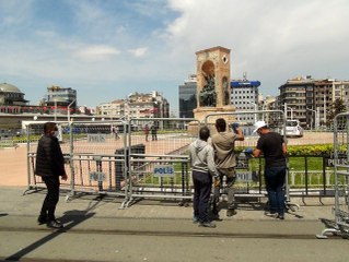 Taksim'de 1 Mayıs öncesi meydana çıkan yollar barikatlarla kapatıldı