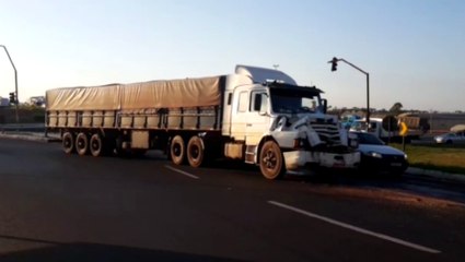 Carretas se envolvem em colisão no Trevo Cataratas