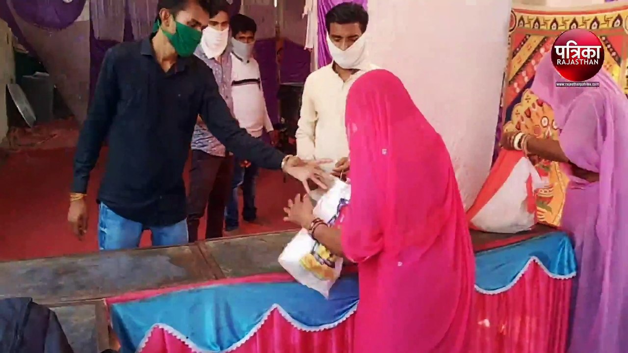 Watch Video : प्रवासियों के सहयोग से एक माह से चला रहे हैं रसोई