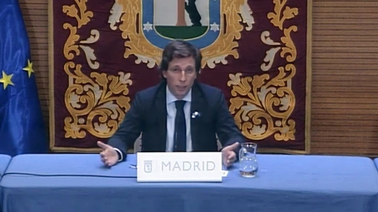 Almeida critica la "indefinición" del Gobierno: "Las mascarillas deben ser obligatorias en el transporte"