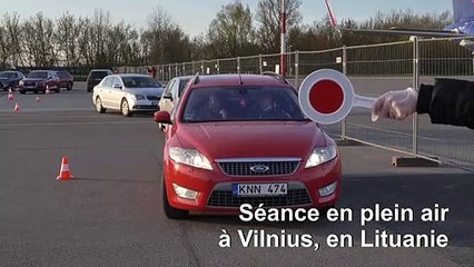 Coronavirus: déserté, l'aéroport de Vilnius se transforme en cinéma "drive-in"
