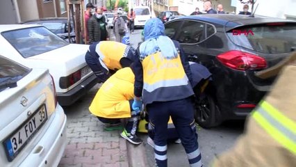 ÜMRANİYE'DE KORKUNÇ KAZA? PAZAR ALIŞVERİŞİNDEN DÖNEN KADIN ARACIN ALTINDA KALDI