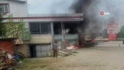 Alev alan otomobilde mahsur kalan küçük çocuğun yaşadığı dehşet anları kamerada