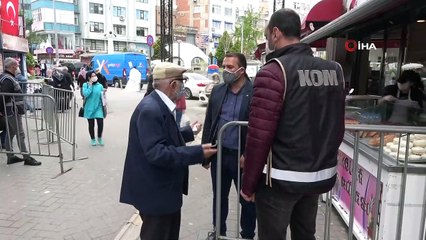 85 yaşındaki vatandaş bankaya giderken polise yakalandı