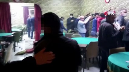 Mutfak dolabı, duşakabin; her yerden çıktılar... Kumarhaneye korona baskını kamerada