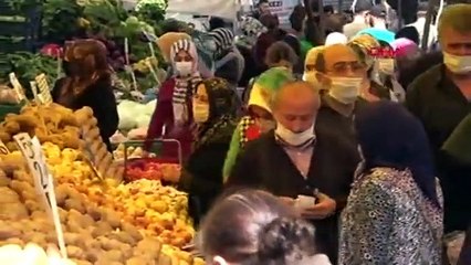 İstanbul'da semt pazarında yoğunluk