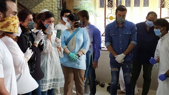Ranbir Kapoor And Alia Bhatt CRYING At Rishi Kapoor's Last Rites