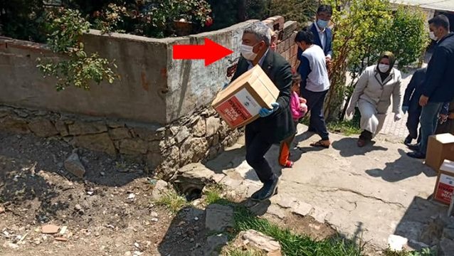 İlçede her eve Ramazan kolisi dağıtan belediye başkanı, şimdi de tüm hanelere patates ve soğan yardımı yapıyor