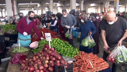Korona virüs tedbirlerine rağmen pazarda ürünleri elleriyle seçtiler