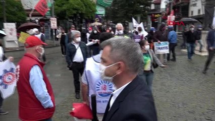 Antalya'da yağmur altında 1 Mayıs kutlaması