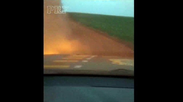 PRF apreende 125 mil carteiras de cigarro em caminhão com lançador de fumaça no Paraná; assista