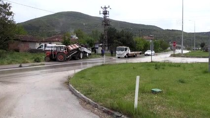 Traktöre çarpan süt yüklü kamyonetin sürücüsü yaralandı
