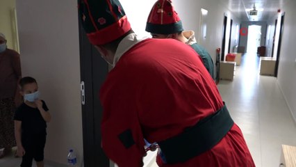 Hacivat ve Karagöz kılığına girip çocukları neşelendirdiler