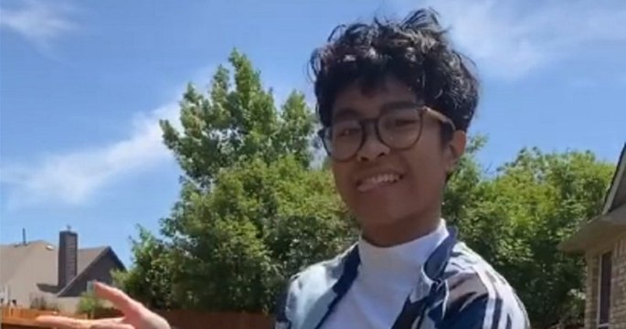 Les amis de ce jeune transexuel lui offrent de l'argent pour qu'il puisse changer de nom