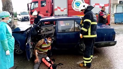 Ağaca çarpan otomobil hurdaya döndü: 2 yaralı