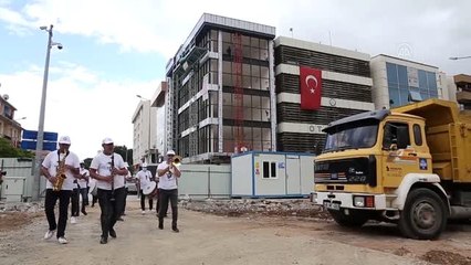 Roman müzisyenler işçiler için çaldı