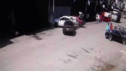 Park halindeki araçlara çarpıp kaçtı; esnaf, şahsı böyle yakalamaya çalıştı
