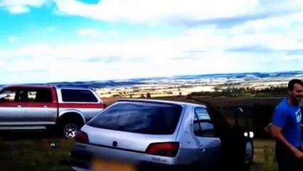 Il oublie le frein et voit sa voiture disparaitre