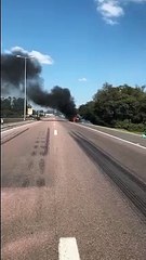 Carro pega fogo no acostamento e deixa trânsito lento na BR-116, em Fazenda Rio Grande